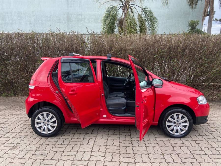 VOLKSWAGEN - FOX - 2009/2010 - Vermelha - R$ 27.900,00