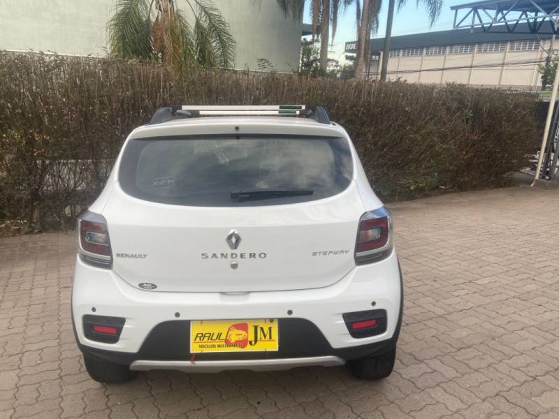 RENAULT - SANDERO - 2018/2018 - Branca - R$ 54.900,00