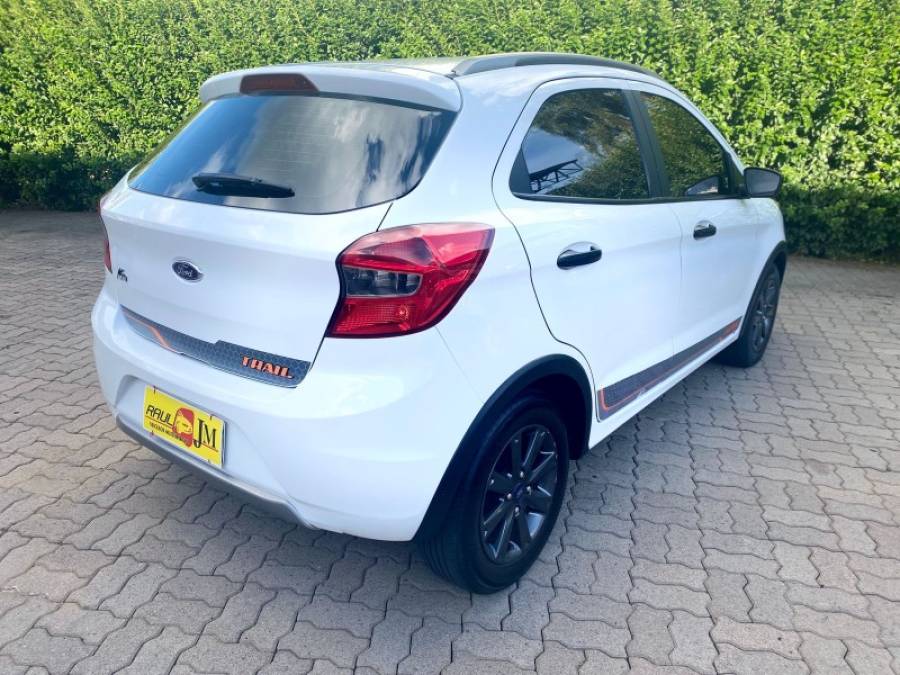 FORD - KA - 2017/2018 - Branca - R$ 46.900,00