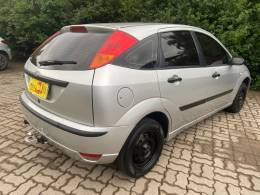 FORD - FOCUS - 2005/2006 - Prata - R$ 25.900,00