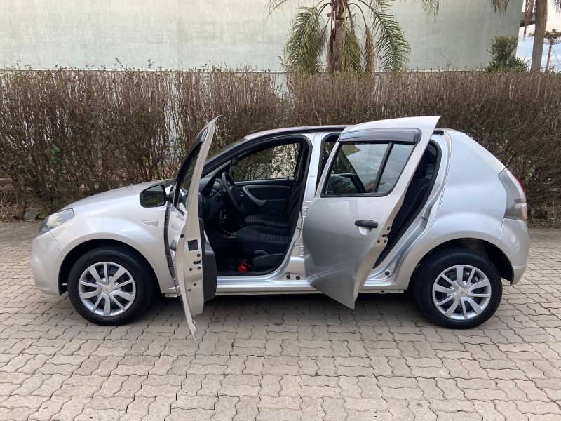 RENAULT - SANDERO - 2013/2014 - Prata - R$ 32.900,00