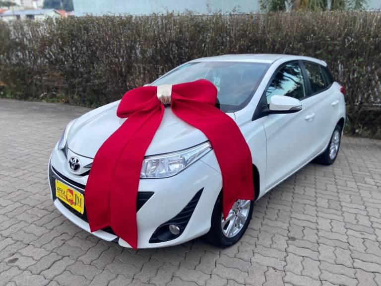 TOYOTA - YARIS - 2018/2019 - Branca - R$ 73.900,00