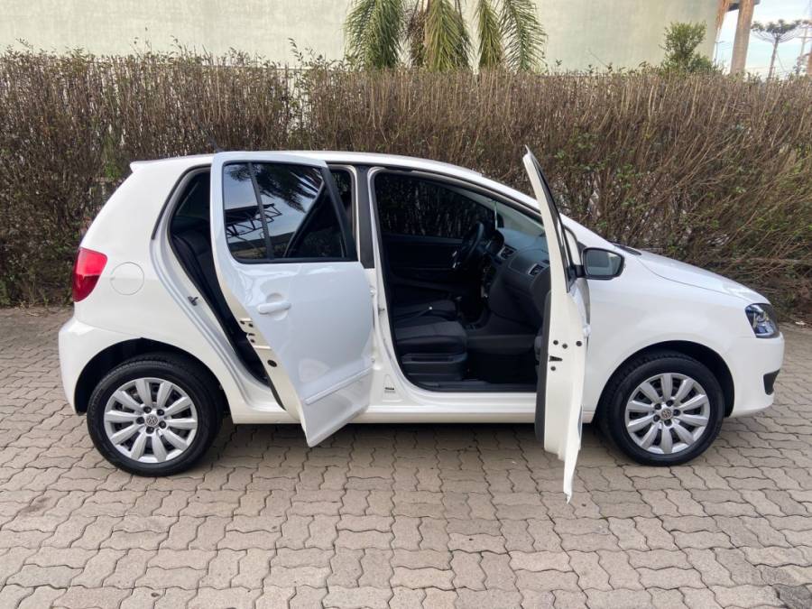 VOLKSWAGEN - FOX - 2013/2014 - Branca - R$ 42.900,00