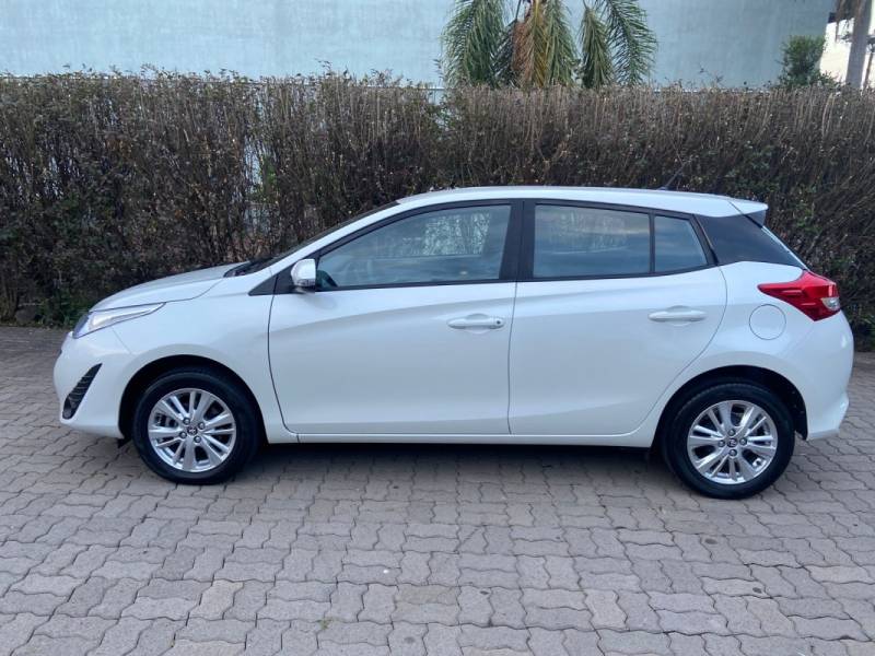 TOYOTA - YARIS - 2018/2019 - Branca - R$ 79.900,00