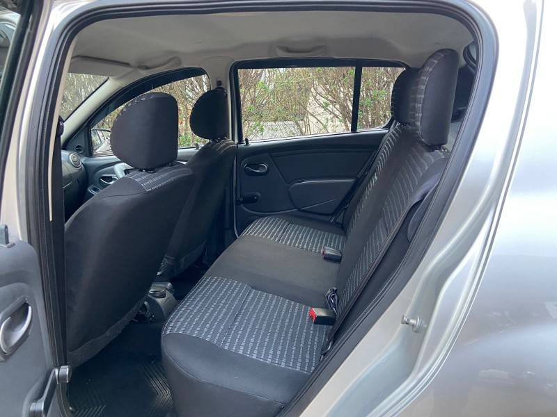 RENAULT - SANDERO - 2013/2014 - Prata - R$ 32.900,00