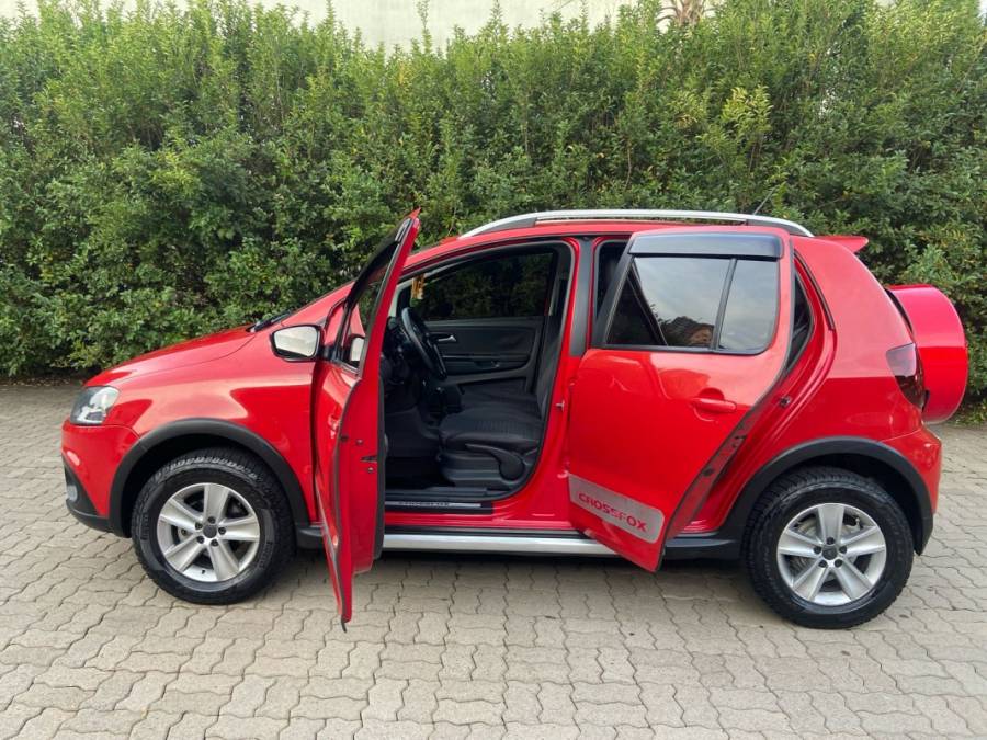 VOLKSWAGEN - CROSSFOX - 2010/2011 - Vermelha - R$ 43.900,00