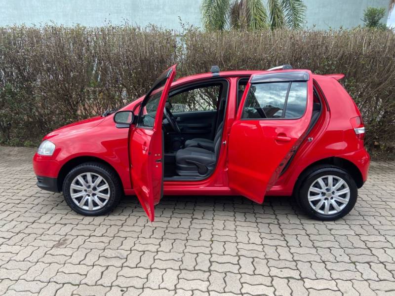 VOLKSWAGEN - FOX - 2009/2010 - Vermelha - R$ 26.900,00