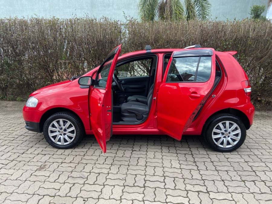 VOLKSWAGEN - FOX - 2009/2010 - Vermelha - R$ 27.900,00