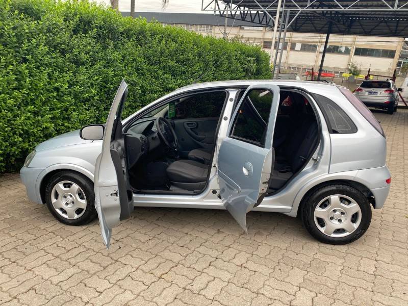 CHEVROLET - CORSA - 2010/2011 - Prata - R$ 30.900,00
