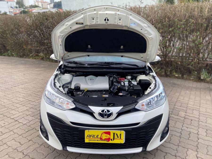 TOYOTA - YARIS - 2018/2019 - Branca - R$ 79.900,00