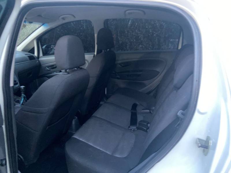 FIAT - PUNTO - 2011/2011 - Branca - R$ 37.900,00