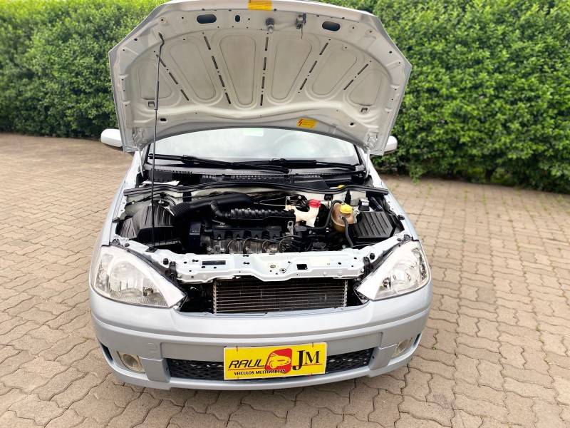 CHEVROLET - CORSA - 2010/2011 - Prata - R$ 30.900,00
