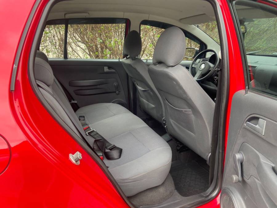 VOLKSWAGEN - FOX - 2009/2010 - Vermelha - R$ 27.900,00