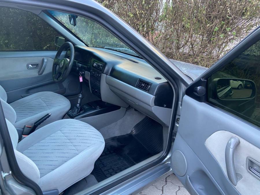 VOLKSWAGEN - SANTANA - 2002/2002 - Cinza - R$ 25.900,00