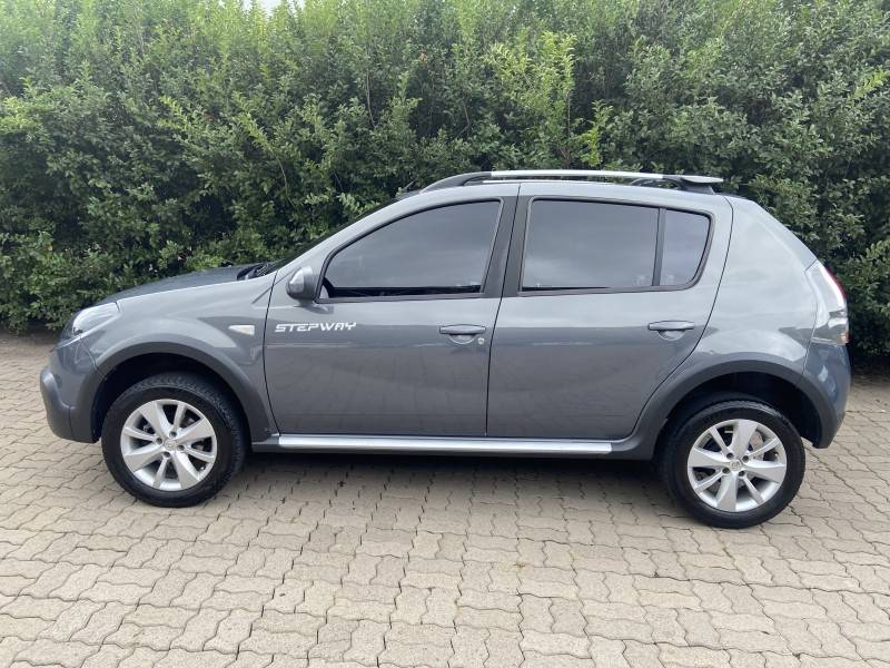 RENAULT - SANDERO - 2013/2014 - Cinza - R$ 42.900,00