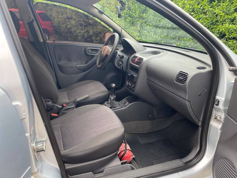 CHEVROLET - CORSA - 2010/2011 - Prata - R$ 30.900,00