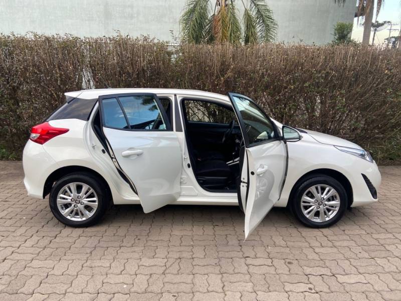 TOYOTA - YARIS - 2018/2019 - Branca - R$ 79.900,00