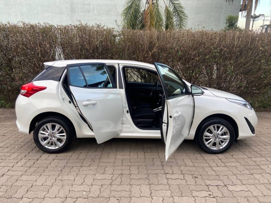 TOYOTA - YARIS - 2018/2019 - Branca - R$ 79.900,00