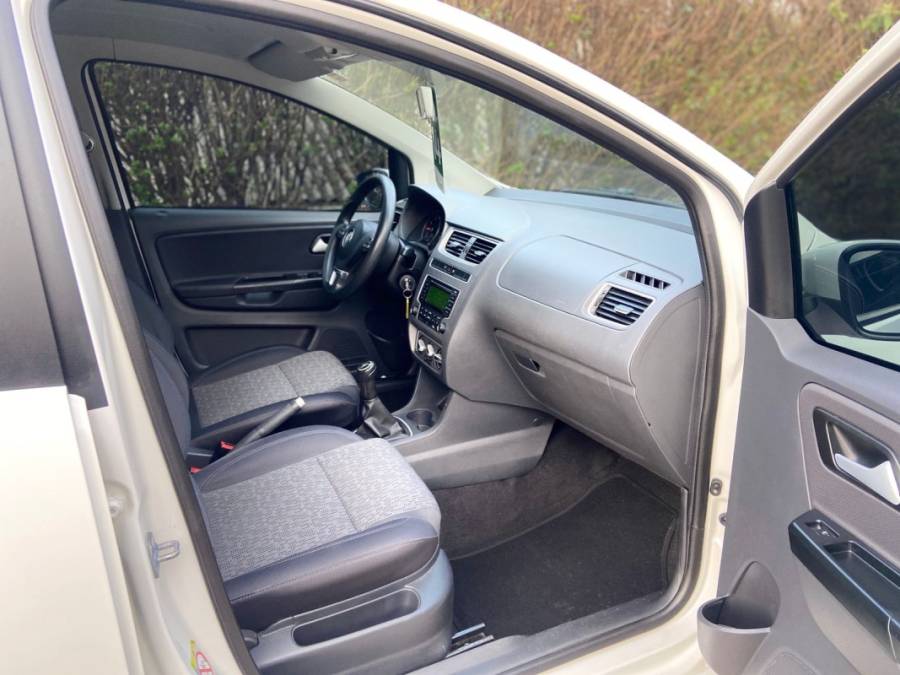 VOLKSWAGEN - FOX - 2013/2014 - Branca - R$ 42.900,00