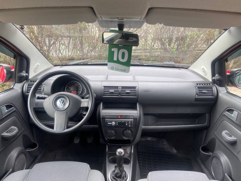 VOLKSWAGEN - FOX - 2009/2010 - Vermelha - R$ 26.900,00