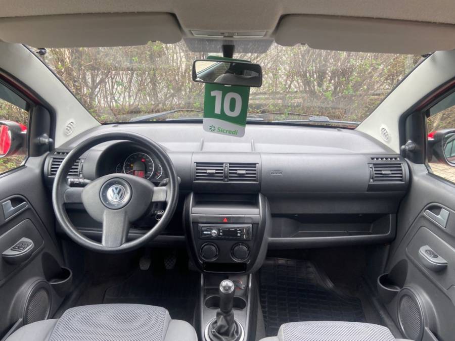 VOLKSWAGEN - FOX - 2009/2010 - Vermelha - R$ 27.900,00