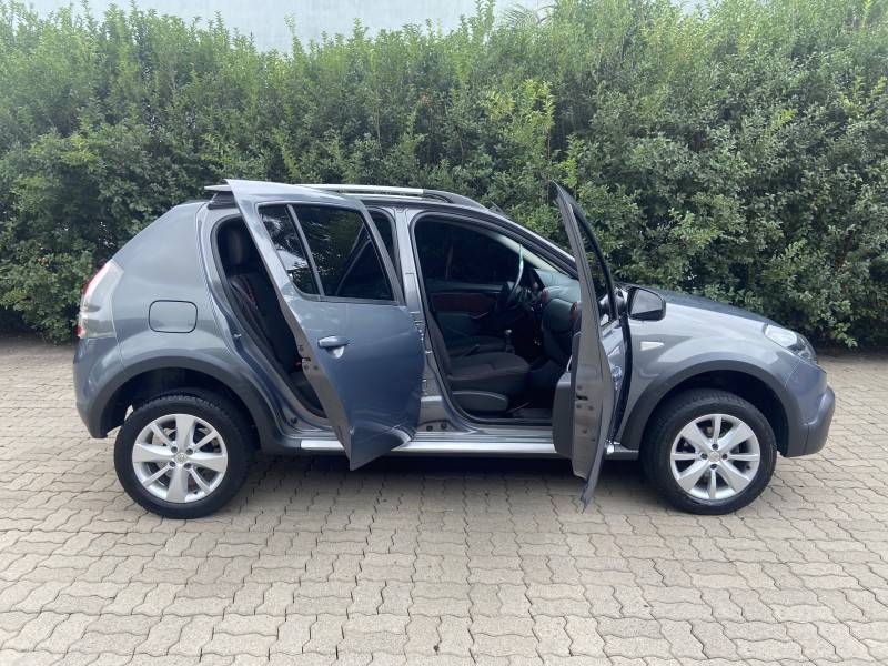 RENAULT - SANDERO - 2013/2014 - Cinza - R$ 42.900,00