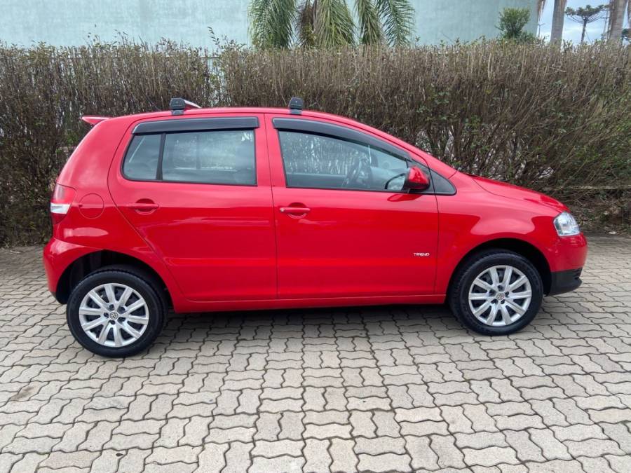 VOLKSWAGEN - FOX - 2009/2010 - Vermelha - R$ 27.900,00
