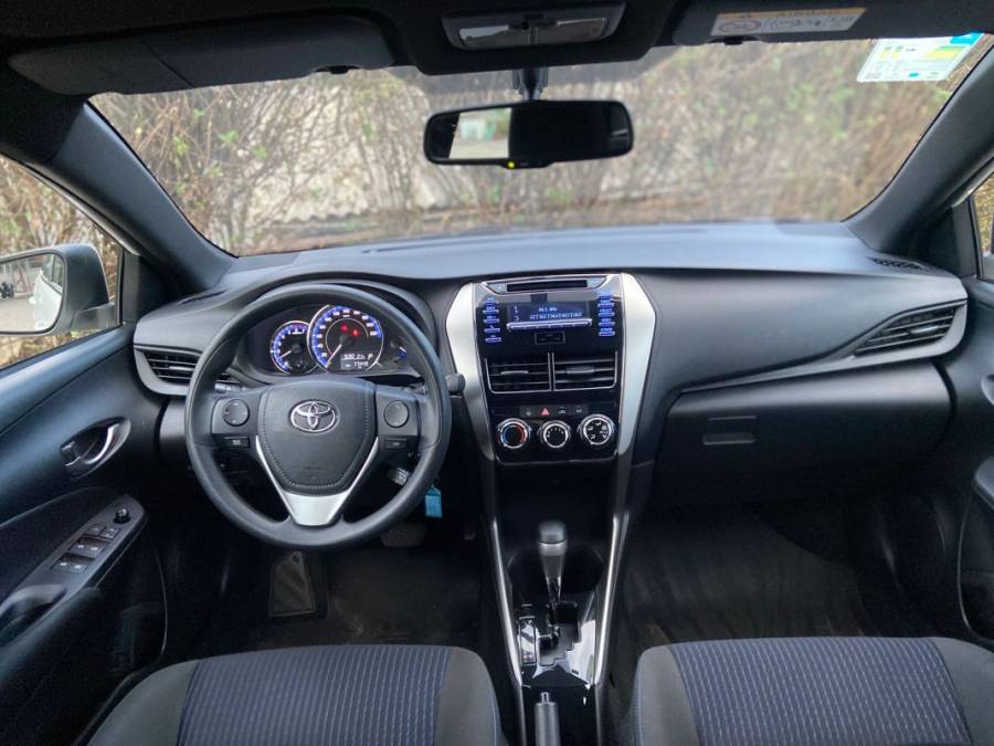 TOYOTA - YARIS - 2018/2019 - Branca - R$ 79.900,00