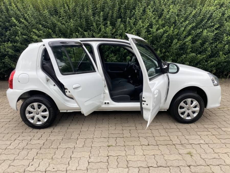 RENAULT - CLIO - 2015/2016 - Branca - R$ 33.900,00