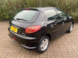 PEUGEOT - 206 - 2005/2005 - Preta - R$ 16.900,00