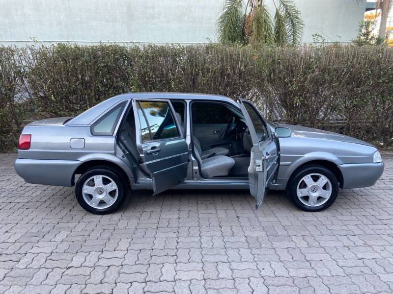 VOLKSWAGEN - SANTANA - 2002/2002 - Cinza - R$ 25.900,00