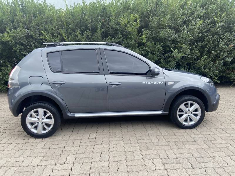 RENAULT - SANDERO - 2013/2014 - Cinza - R$ 42.900,00