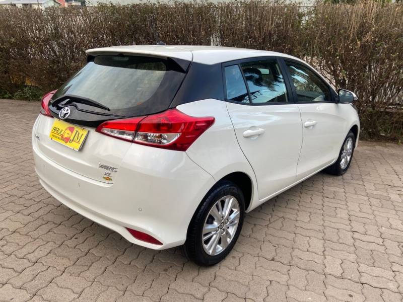 TOYOTA - YARIS - 2018/2019 - Branca - R$ 79.900,00