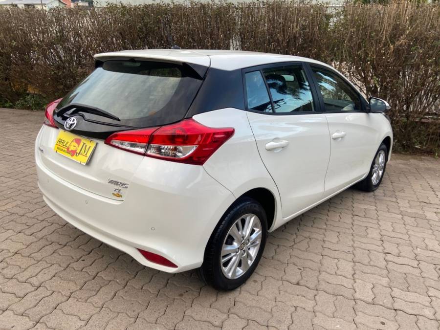 TOYOTA - YARIS - 2018/2019 - Branca - R$ 79.900,00