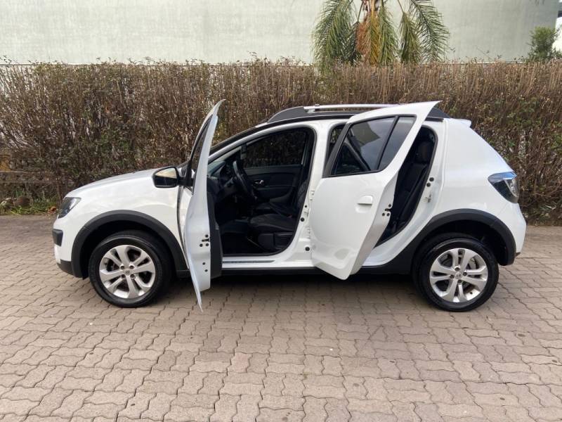 RENAULT - SANDERO - 2018/2018 - Branca - R$ 54.900,00