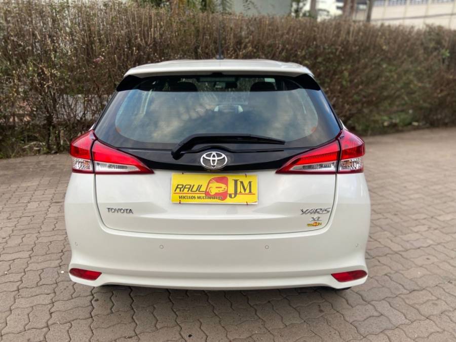 TOYOTA - YARIS - 2018/2019 - Branca - R$ 79.900,00