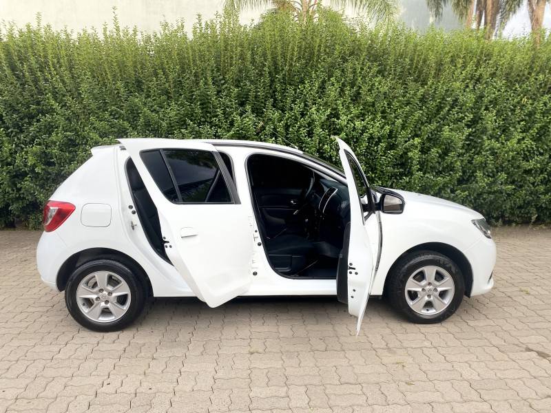 RENAULT - SANDERO - 2015/2015 - Branca - R$ 42.900,00