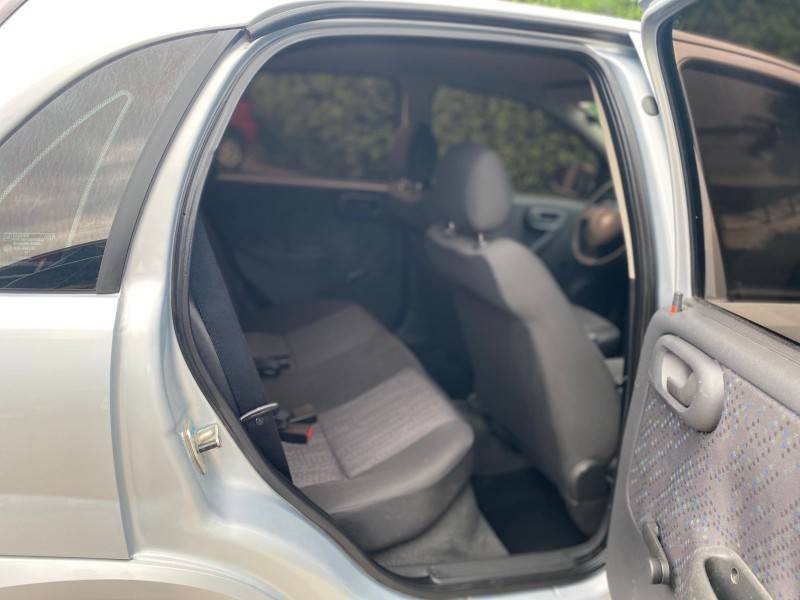 CHEVROLET - CORSA - 2010/2011 - Prata - R$ 30.900,00