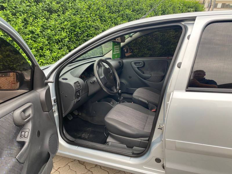 CHEVROLET - CORSA - 2010/2011 - Prata - R$ 30.900,00