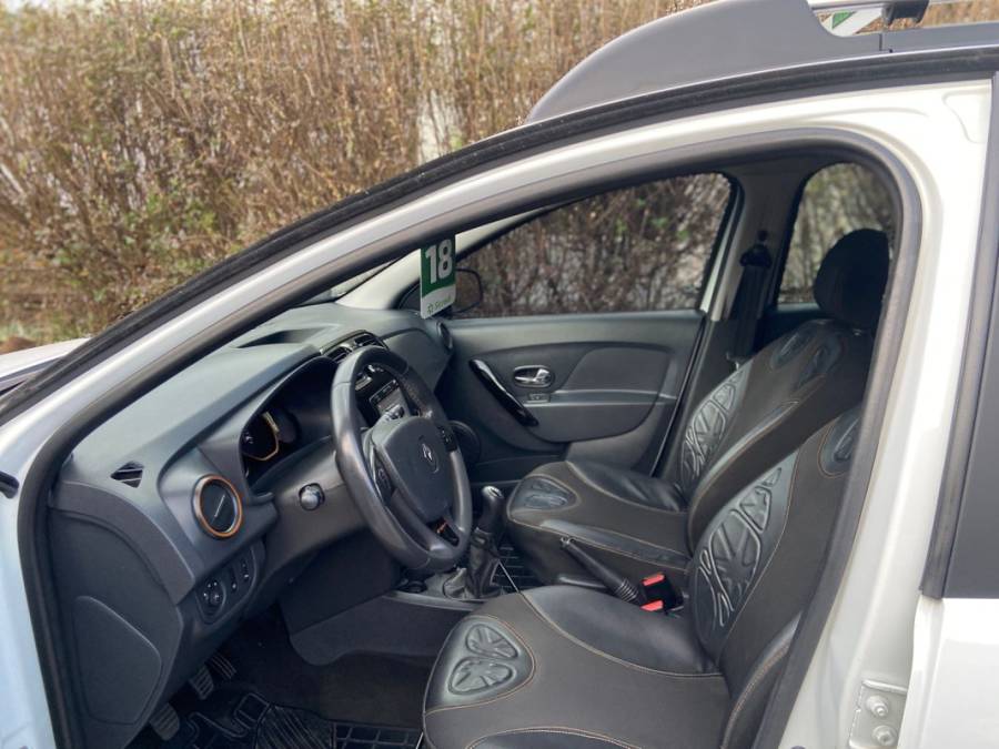 RENAULT - SANDERO - 2018/2018 - Branca - R$ 54.900,00