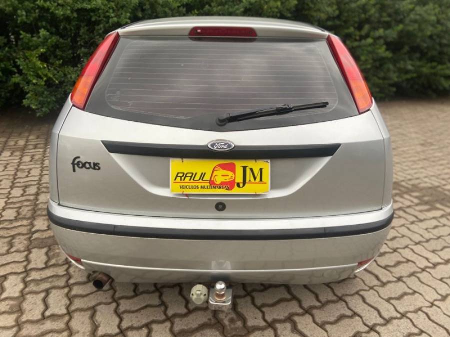 FORD - FOCUS - 2005/2006 - Prata - R$ 25.900,00