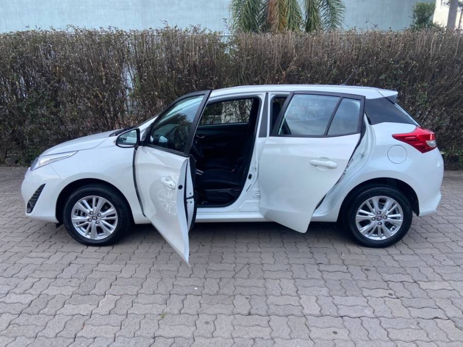 TOYOTA - YARIS - 2018/2019 - Branca - R$ 79.900,00