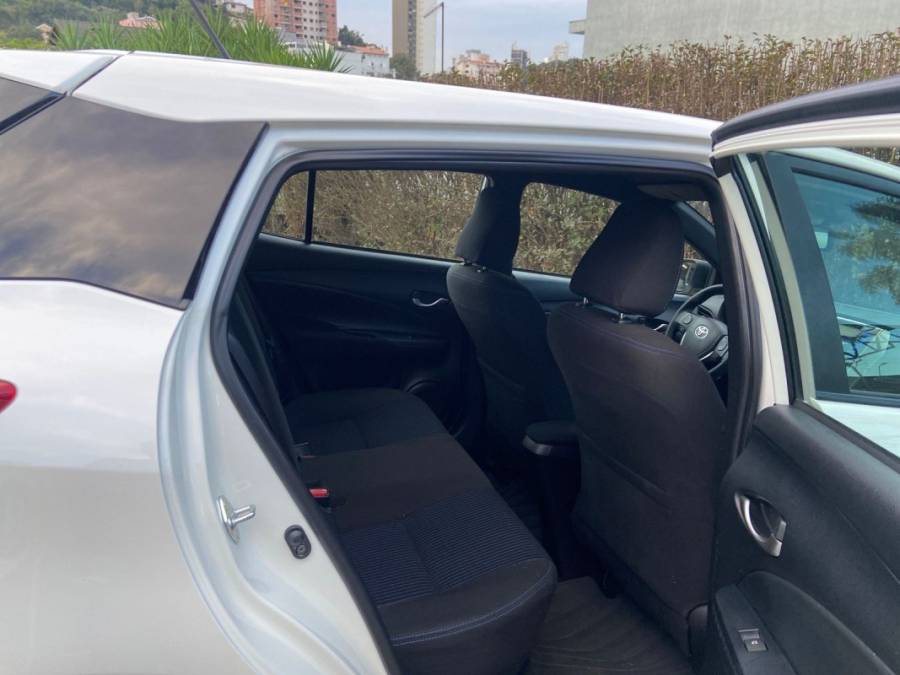 TOYOTA - YARIS - 2018/2019 - Branca - R$ 79.900,00