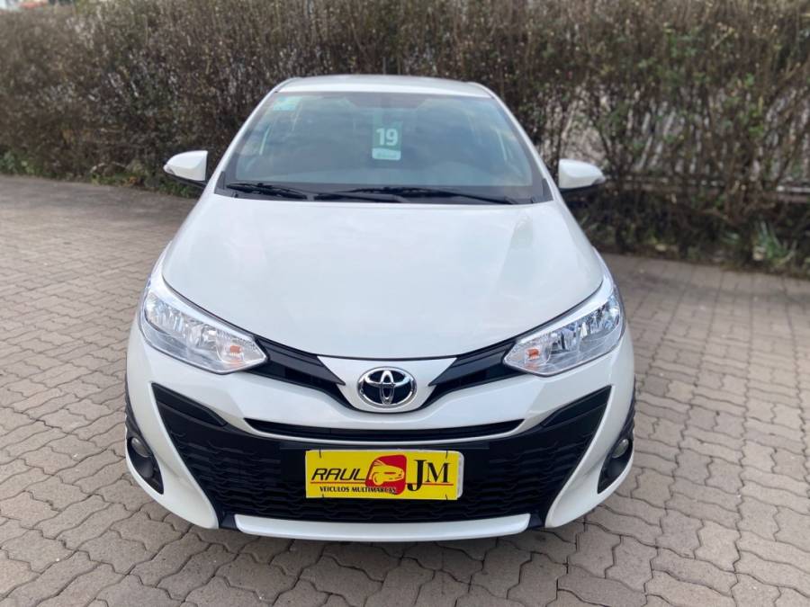 TOYOTA - YARIS - 2018/2019 - Branca - R$ 79.900,00