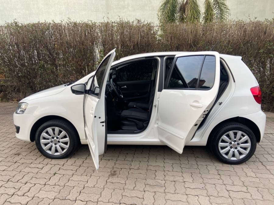 VOLKSWAGEN - FOX - 2013/2014 - Branca - R$ 42.900,00