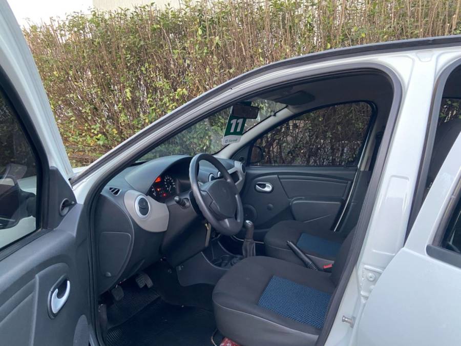 RENAULT - SANDERO - 2011/2011 - Branca - R$ 27.900,00