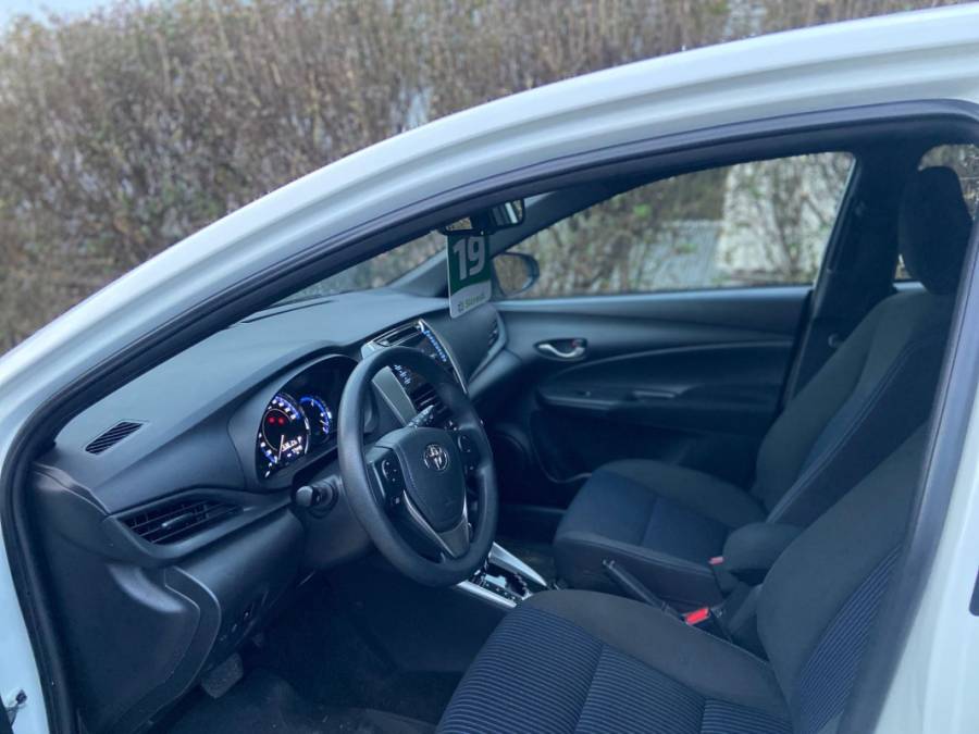 TOYOTA - YARIS - 2018/2019 - Branca - R$ 79.900,00