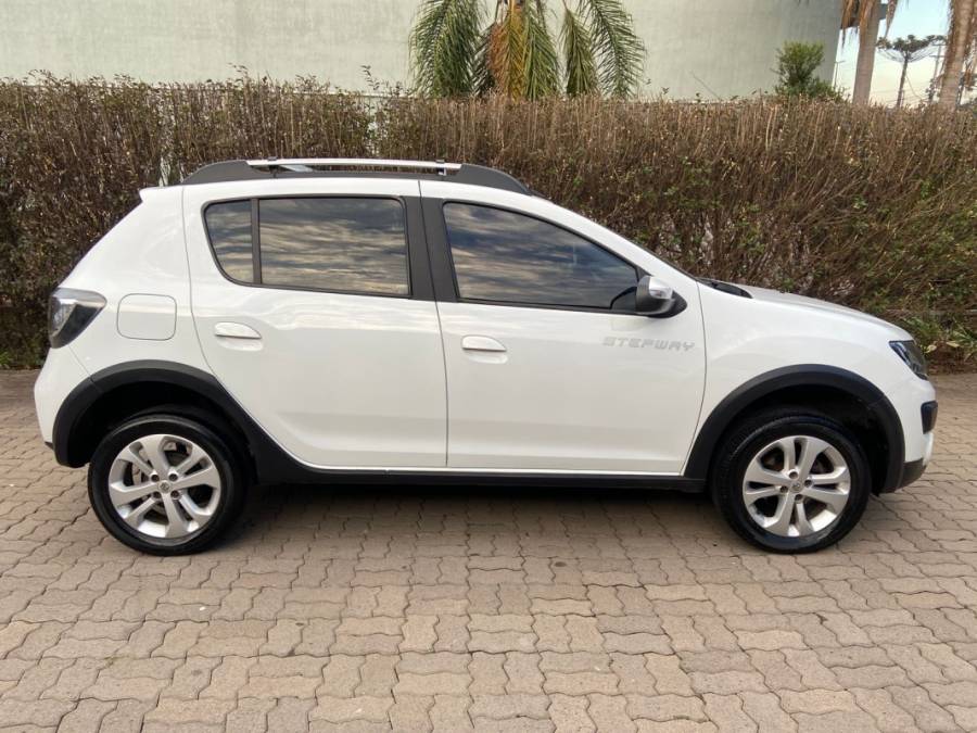 RENAULT - SANDERO - 2018/2018 - Branca - R$ 54.900,00