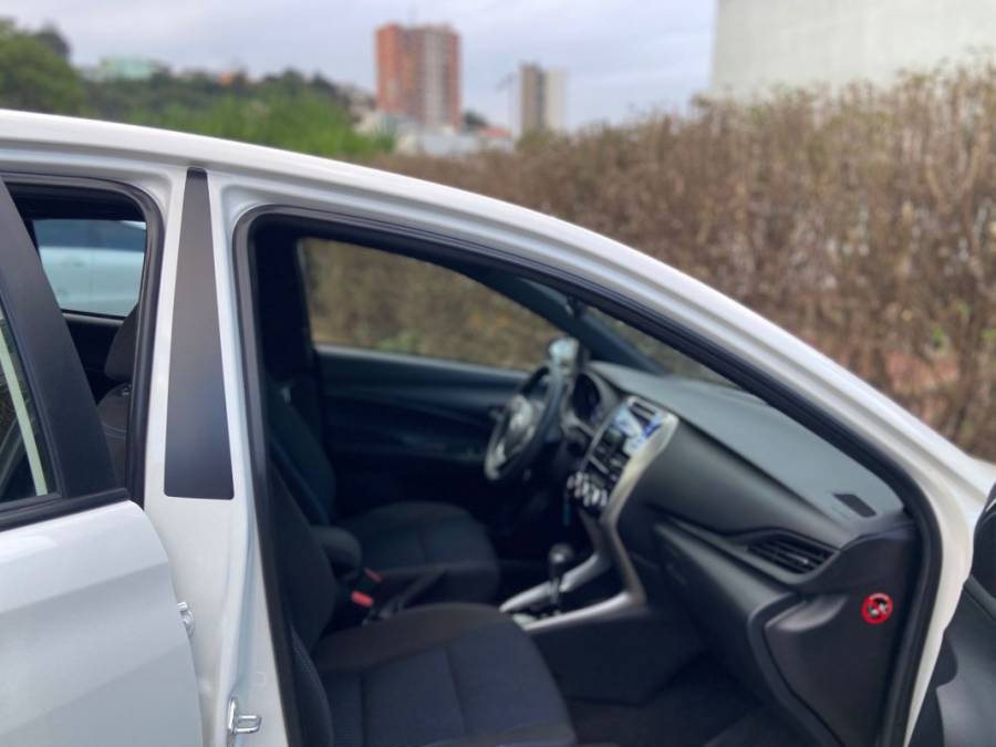 TOYOTA - YARIS - 2018/2019 - Branca - R$ 79.900,00