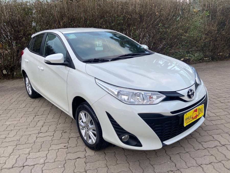 TOYOTA - YARIS - 2018/2019 - Branca - R$ 79.900,00